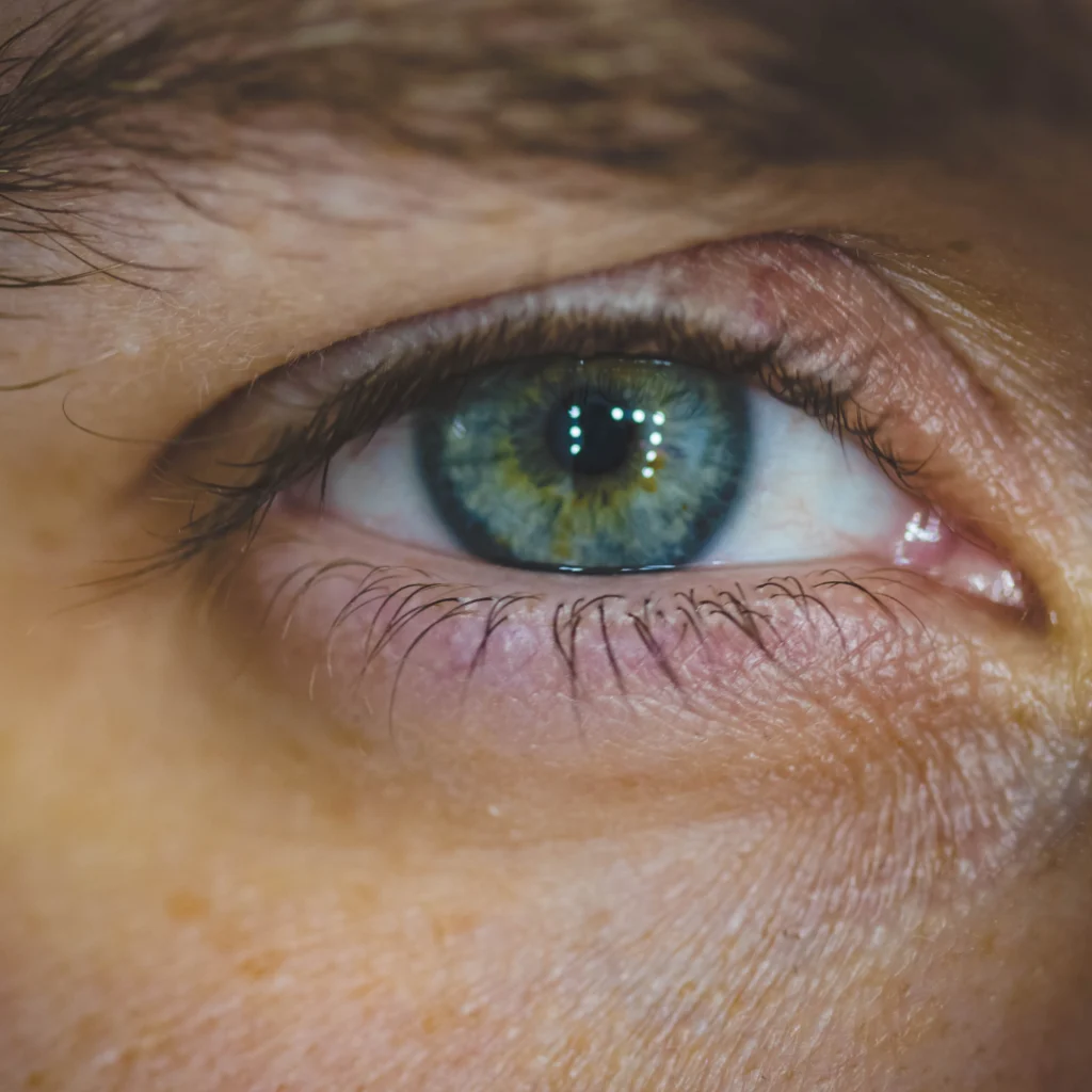 Primer plano de un ojo humano, representando la importancia de un enfoque preciso y personalizado en las estrategias de marketing digital para 2025, con énfasis en experiencias inmersivas y atención a los detalles del comportamiento del consumidor.